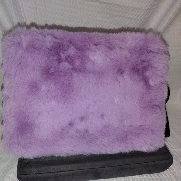 Quay Australia Lavender Faux Fur Clutch With Jeweled Zipper Pull Wristlet Strap - Picture 4 of 5